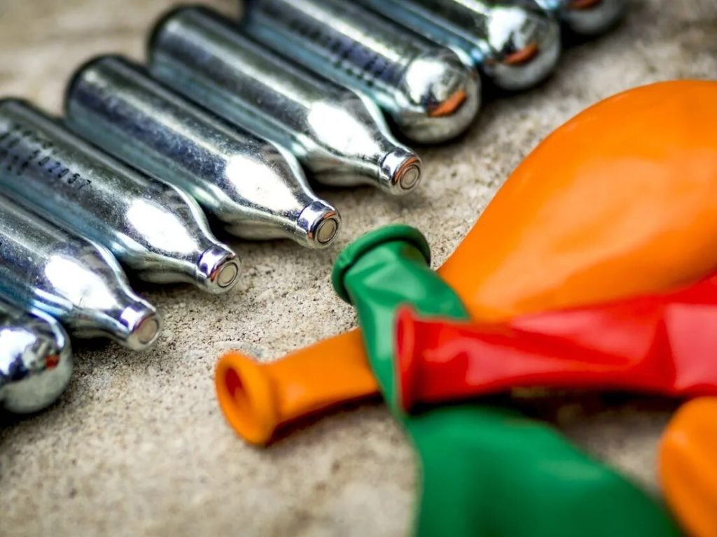 Опасность китайского веселящего газа